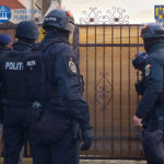 foto perchezitii cu mascatii sas la cumpana trei barbati banuiti ca au participat la o incaierare generala dintr o parcare 69149b50a4494