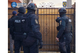 foto perchezitii cu mascatii sas la cumpana trei barbati banuiti ca au participat la o incaierare generala dintr o parcare 69149b50a4494