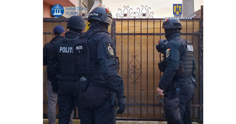 foto perchezitii cu mascatii sas la cumpana trei barbati banuiti ca au participat la o incaierare generala dintr o parcare 69149b50a4494