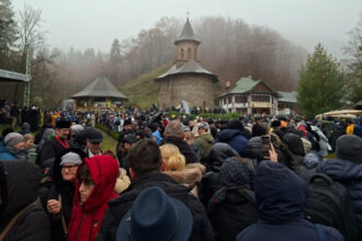 foto peste 15 000 de oameni la canonizarea lui arsenie boca 24 de pelerini au avut nevoie de ingrijiri medicale recomandarile isu 692a9c5cad15d