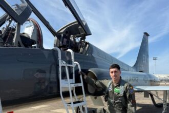 foto romanul care antreneaza viitorii piloti nato locotenentul claudiu fusaru cel mai tanar instructor t 38 la enjjpt 690c9633a6570