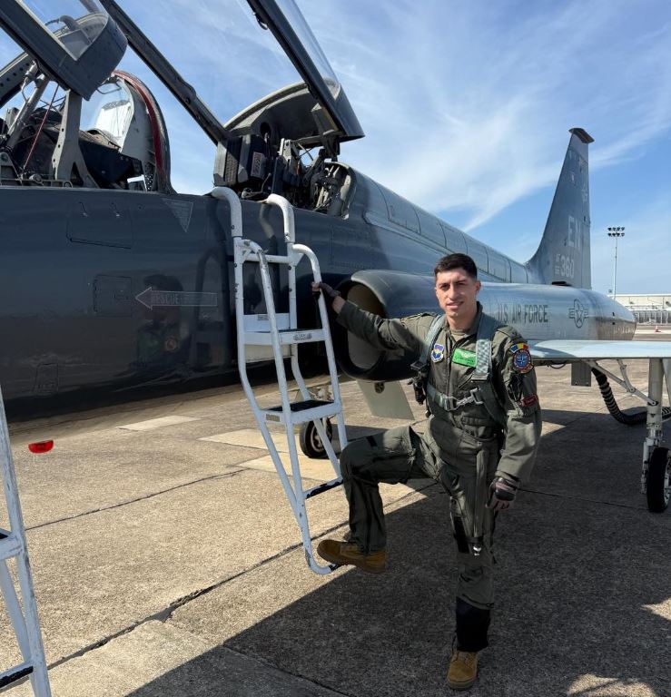 foto romanul care antreneaza viitorii piloti nato locotenentul claudiu fusaru cel mai tanar instructor t 38 la enjjpt 690c9633a6570