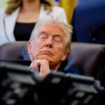 foto sleepy don s a intors imagini cu trump care pare ca doarme la un eveniment in biroul oval au devenit virale explicatiile casei albe 6910b5d9283f2