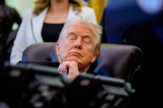 foto sleepy don s a intors imagini cu trump care pare ca doarme la un eveniment in biroul oval au devenit virale explicatiile casei albe 6910b5d9283f2