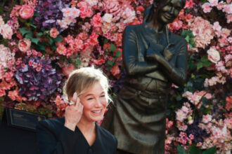 foto statuie pentru bridget jones la londra la 25 de ani de la primul film reactia actritei renee zellweger 691b883919f88