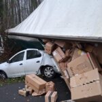 foto un camion ce transporta colete s a rasturnat pe autostrada peste o alta masina iata ce s a intamplat 691195de2416e