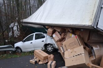 foto un camion ce transporta colete s a rasturnat pe autostrada peste o alta masina iata ce s a intamplat 691195de2416e