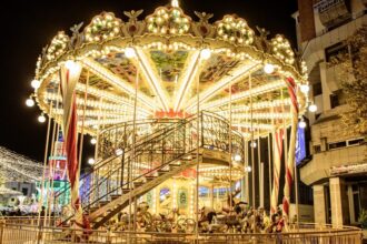 foto video imagini spectaculoase de la deschiderea targului de craciun din craiova satul lui mos craciun casute tematice si arome de sarbatore 69176c050bd38