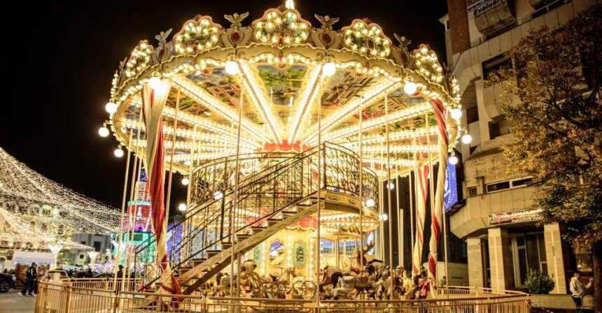 foto video imagini spectaculoase de la deschiderea targului de craciun din craiova satul lui mos craciun casute tematice si arome de sarbatore 69176c050bd38