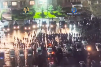 foto video perchezitii masive la constanta 15 persoane retinute au fost confiscate zeci de arme albe droguri sute de mii de euro si 15 masini de lux 691efd4d4c9b4