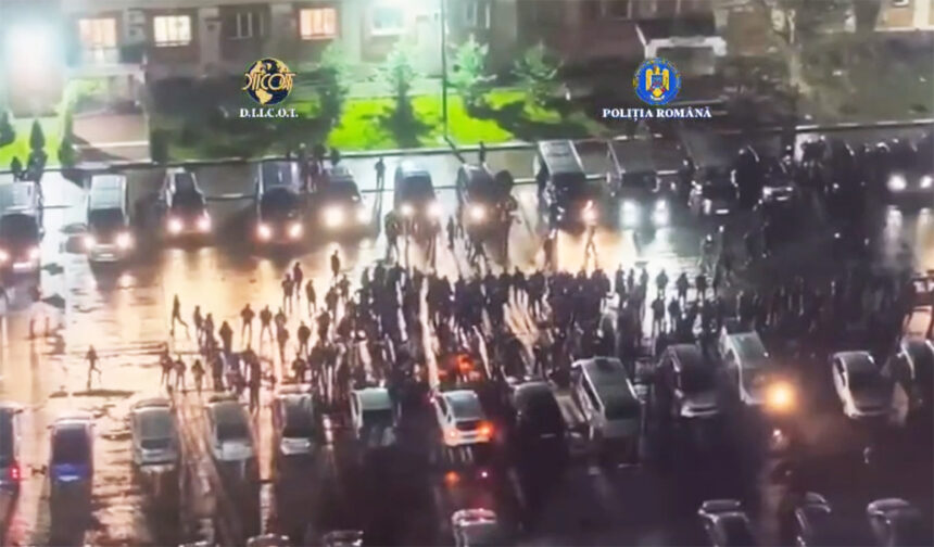 foto video perchezitii masive la constanta 15 persoane retinute au fost confiscate zeci de arme albe droguri sute de mii de euro si 15 masini de lux 691efd4d4c9b4