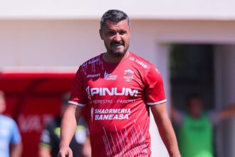 galerie foto budescu fotbalistul cu tricoul cu burta pe drumuri se alege praful de echipa unde a jucat 6908af463972e