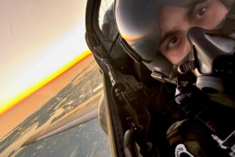 galerie foto cel mai tanar instructor pentru viitorii piloti nato detasat in sua e roman cand vine vorba de zbor vorbim cu totii aceeasi limba 690b57307d3f7