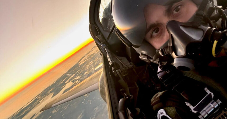 galerie foto cel mai tanar instructor pentru viitorii piloti nato detasat in sua e roman cand vine vorba de zbor vorbim cu totii aceeasi limba 690b57307d3f7