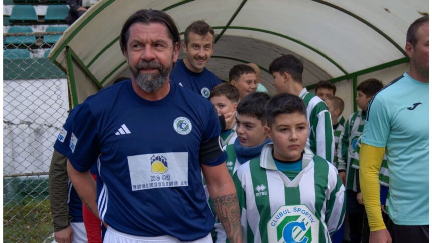 galerie foto il recunosti a castigat trei trofee cu dinamo si inca joaca fotbal la 50 de ani 691272ea77b7d