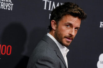 galerie foto jonathan bailey desemnat cel mai sexy barbat in viata in 2025 el este cunoscut pentru rolurile din wicked si bridgerton 690daee8c35b3