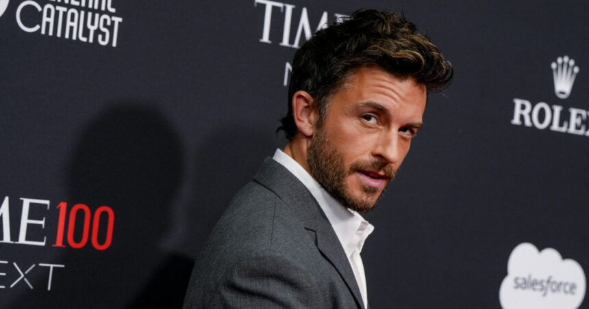 galerie foto jonathan bailey desemnat cel mai sexy barbat in viata in 2025 el este cunoscut pentru rolurile din wicked si bridgerton 690daee8c35b3