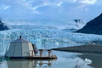 galerie foto o bijuterie ascunsa in groenlanda de est cabana plutitoare care ofera experienta unei evadari complete 691c0c602ed5b