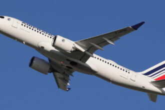 gestul aparent banal care te poate costa 20 000 de euro in avion companiile aeriene franceze introduc cele mai dure sanctiuni 692c4241c77a7