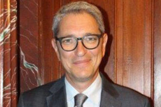 guvernul l a rechemat in tara pe consulul romaniei la cape town fostul prezentator tv andrei zaharescu el se afla la post din 2013 691f3d64804b4