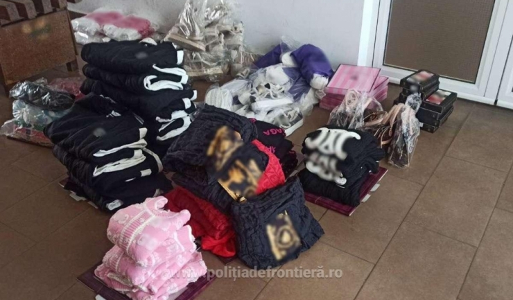 imbracaminte contrafacuta in valoare de peste sase sute de mii de lei confiscata de catre politistii de frontiera 6925b706939c3