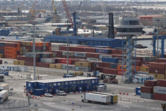 incendiu la o macara din portul constanta pompierii intervin pentru stingerea flacarilor 691cf2634988c