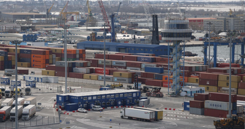 incendiu la o macara din portul constanta pompierii intervin pentru stingerea flacarilor 691cf2634988c