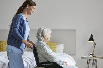 ingrijiri medicale la domiciliu pentru neasigurati ce include pachetul minimal cnas ce servicii primesc persoanele asigurate 691bffcb829d7