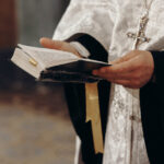 intrarea maicii domnului in biserica 2025 cum explica preotul importanta zilei marcata cu cruce rosie in calendarul ortodox 691ff442316b2