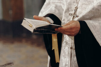 intrarea maicii domnului in biserica 2025 cum explica preotul importanta zilei marcata cu cruce rosie in calendarul ortodox 691ff442316b2