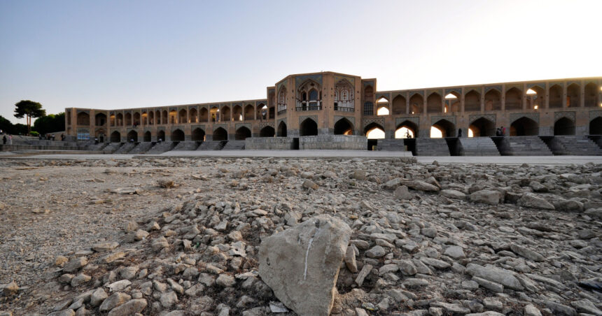 iranul incearca sa provoace ploaia a insamantat norii in speranta ca va scapa de cea mai grava seceta din ultimii 50 de ani 691a1aa18989f