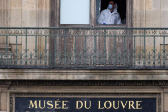 jaful de la luvru adn gasit pe vitrinele sparte o femeie a fost inculpata un alt suspect urmeaza sa fie judecat 690637e02d3ae