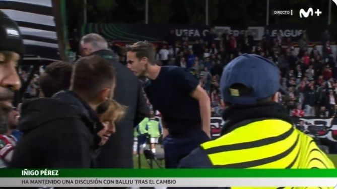 l a bagat pe ratiu si s a lasat cu scandal antrenorul a explodat in timpul meciului si a rupt usa imediat dupa fluierul final 690da45b2c880