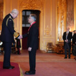 laureatul nobel kazuo ishiguro decorat la castelul windsor ce i a spus regele charles scriitorului despre inteligenta artificiala 690a5a10893ba