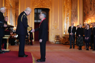 laureatul nobel kazuo ishiguro decorat la castelul windsor ce i a spus regele charles scriitorului despre inteligenta artificiala 690a5a10893ba