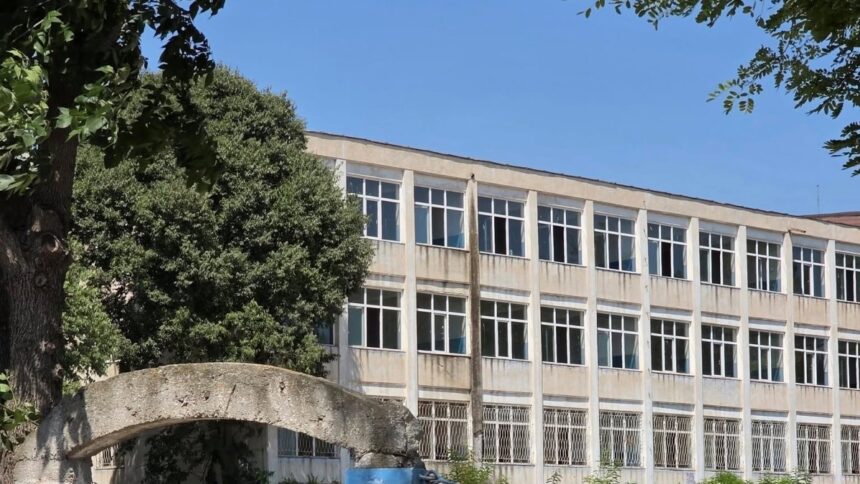 liceul de marina evacuat dupa ce o masina a intrat intr o teava de gaz din apropiere 691c362ab4b4e