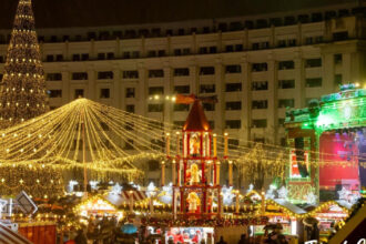 luminitele de sarbatori au fost aprinse in capitala primarul interimar a deschis targul de craciun din piata constitutiei 692b5a2cafa0e