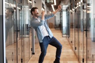 ministerul muncii promite stimulente pentru tineri si mame cu trei copii economist e o masura 90 populista 69145be7b1ff7