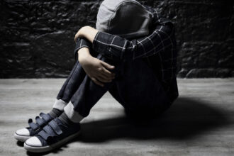 ministrul educatiei cere o analiza privind modul in care un liceu din cluj a gestionat cazul unui copil batut si umilit de colegi 691a100781004