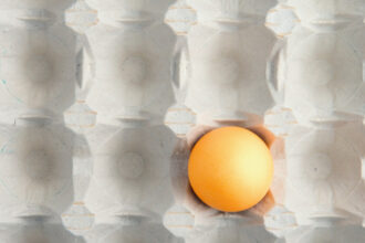 motivul pentru care in unele magazine se gasesc tot mai putine oua fermierii le exporta pentru ca primesc bani mai multi 6915a3f8cad08