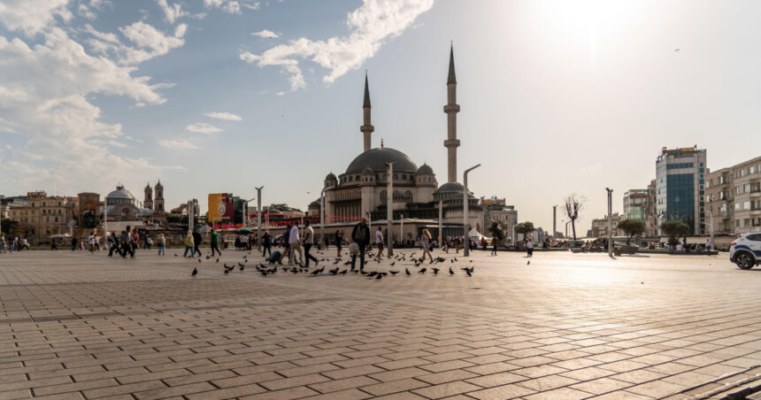 news alert doi romani au fost raniti la istanbul intr un atac armat in piata taksim sambata noapte 69106f8c4f5bf