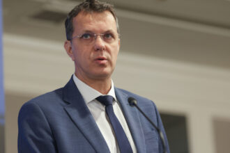 nicusor dan a semnat decretul de demisie a lui ionut mosteanu ministrul apararii a luat decizia dupa scandalul diplomelor sale 6929dafa52bf8