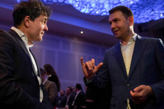 nicusor dan da de inteles ca nu il sustine pe catalin drula la primaria capitalei e un parlamentar cu care am facut o poza 69146e987015b