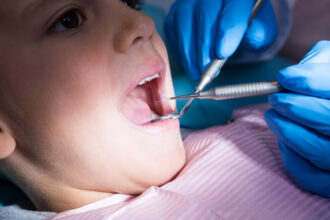 o fetita de 6 ani a murit iar alta este in stare grava dupa o vizita la dentist autoritatile spaniole au deschis o ancheta ampla 692877d442260