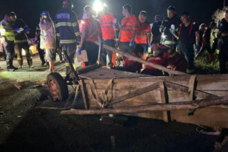 o masina a lovit o caruta pe dn 11b 4 persoane din caruta au fost ranite traficul rutier intrerupt in ambele sensuri 692b2ffc6c90a