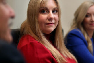 o profesoara impuscata de un copil de 6 ani a primit 10 milioane de dolari despagubiri dupa ce a dat in judecata directoarea scolii 690d12285fbc6