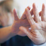 ordin de protectie o femeie a cerut evacuarea propriului sot din locuinta pentru ca o agresa de fata cu copiii si o ameninta ca o omoara 69128b09e4be2