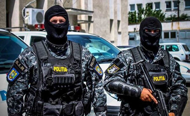 perchezitii in constanta la doi barbati care au introdus ilegal in tara arme cumparate din strainatate 690c686a2cc0e