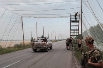 plasele de pescuit vechi din franta au fost transformate in scuturi impotriva dronelor rusesti din ucraina functioneaza atat de bine 6910ce6899369