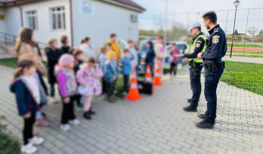 politistii din ovidiu discutii interactive cu elevii de la scoala primara nr 4 din poiana despre regulile de circulatie si prevenirea infractiunilor iata ce le a placut cel mai mult micutilor din v 692078d0e5536